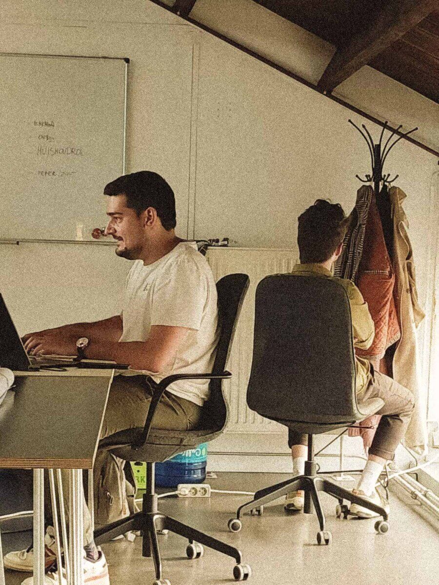 arne en dries van eqip op kantoor