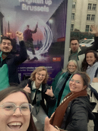 eqip bij een reclamebord in Brussel