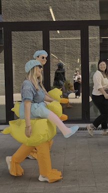 collega's verkleed als eendjes op pad